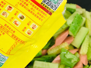 14、黄瓜炒香肠,适量鸡精～