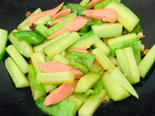 15、黄瓜炒香肠,大火翻炒均匀～
