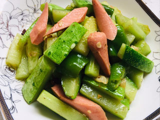 16、黄瓜炒香肠,出锅，装盘～