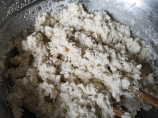 5、红烧豆腐丸子,搅拌均匀。