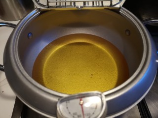 6、红烧豆腐丸子,锅内加入油140度开始炸。