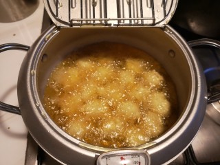 7、红烧豆腐丸子,把豆腐泥团成小园子，一个一个放入锅内炸。