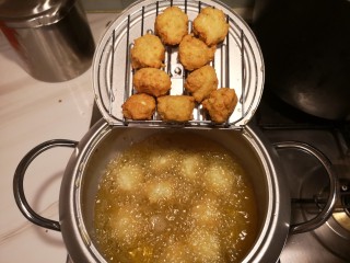 8、红烧豆腐丸子,炸至金黄就可以出锅了，控干多余的油。