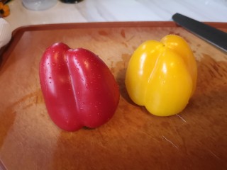 9、红烧豆腐丸子,灯笼椒准备两个。