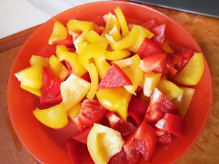 11、红烧豆腐丸子,切成小块儿。