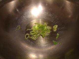 12、红烧豆腐丸子,锅内加入油，下葱花爆香。