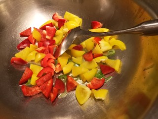 13、红烧豆腐丸子,下入灯笼椒翻炒。