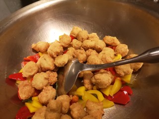 14、红烧豆腐丸子,最后再下入炸好的豆腐丸子。