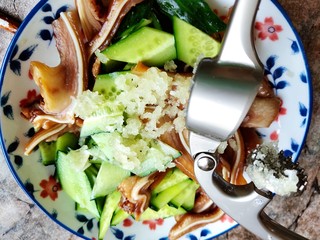 9、黄瓜拌猪耳,挤出蒜泥，直接入大碗里