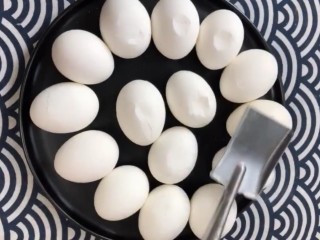 1、啤酒卤蛋,一窝公鸡蛋煮熟敲碎去皮