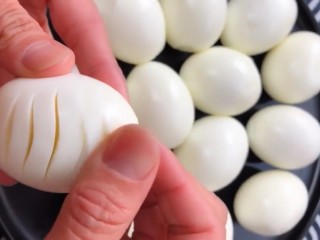 2、啤酒卤蛋,两面改成花刀