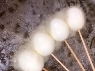 3、啤酒卤蛋,六成油温下锅炸