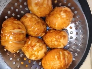 4、啤酒卤蛋,炸至表面虎皮形状捞出控油