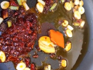 5、啤酒卤蛋,锅留底油下葱姜蒜，麻椒，干辣椒，豆瓣酱和火锅底料