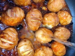 7、啤酒卤蛋,放入鸡蛋，再倒入一罐啤酒