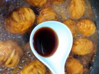 8、啤酒卤蛋,加入生抽，耗油，老抽调味