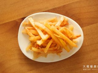 2、土豪炫富新高度：酸笋辣条饺子谁敢迎战？,将豆角烧洗净焯水捞起备用。（焯烫2到3分钟至豆角的颜色变深就可以出锅，焯烫时间太久会影响口感）