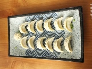 6、土豪炫富新高度：酸笋辣条饺子谁敢迎战？,接下来就是包饺子时间啦！包饺子有很多种包法，我们这次采用了最常规的饺子包法。（哼，你以为我们会按套路出牌？看到其中最显眼的圆状饺子么，这可是