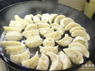 7、土豪炫富新高度：酸笋辣条饺子谁敢迎战？,将包好的饺子放入蒸屉，大火把水烧开转中火蒸10-15分钟