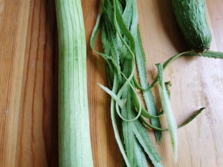 7、蒜蓉蒸丝瓜,丝瓜去皮冲洗干净。