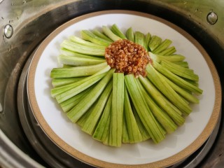 11、蒜蓉蒸丝瓜,丝瓜上面放上炒好的蒜末，放入蒸锅大火蒸约五六分钟。