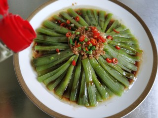 14、蒜蓉蒸丝瓜,最后再倒一勺蒸鱼豉油在丝瓜上面。