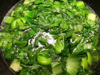 5、芥菜炒笋,重新放入半锅水烧开，放入一勺油，一勺盐，把芥菜放入焯30秒，捞起来用冷水冲凉待用。