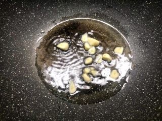 6、芥菜炒笋,热锅放入少许油，放入蒜片爆香。