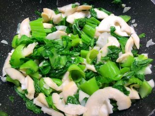 8、芥菜炒笋,焖好以后，放入芥菜翻炒一下，加入适量盐翻炒至入味，再加入少许鸡精翻炒均匀，即可出锅。