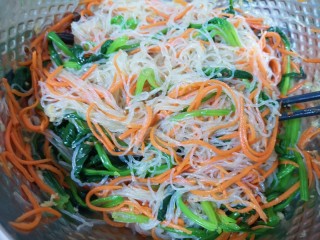 13、凉拌菠菜粉丝,搅拌均匀。