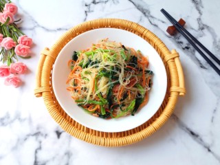 14、凉拌菠菜粉丝,装盘。