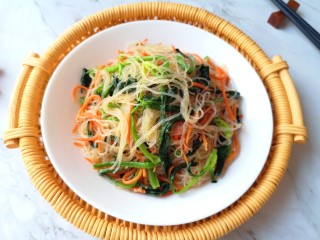 15、凉拌菠菜粉丝,近图看看。