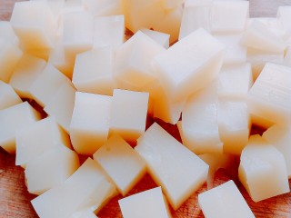 2、特色小吃米豆腐,切小块