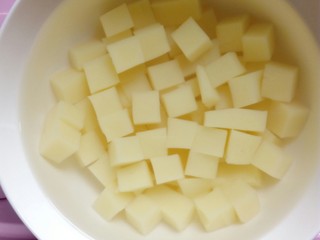 3、特色小吃米豆腐,放入清水里泡几分钟