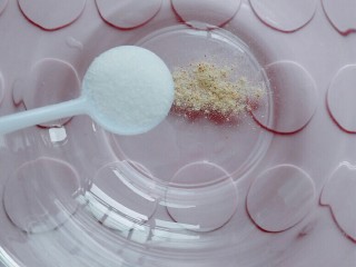 7、特色小吃米豆腐,适量盐