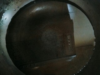 11、特色小吃米豆腐,锅里放入适量水