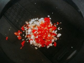 12、特色小吃米豆腐,冷水放入蒜，辣椒煮开