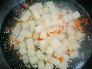 13、特色小吃米豆腐,水开后放入米豆腐