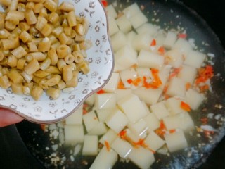 14、特色小吃米豆腐,再加酸豆角在煮两分钟即可