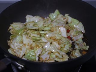 17、糖醋包菜,收汁至浓稠即可