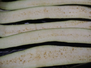 1、烧椒茄子,将茄子片放入蒸锅内大火蒸熟