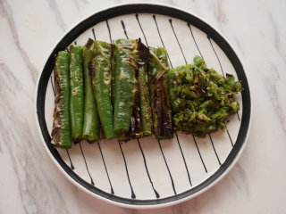 3、烧椒茄子,将炒好的青椒取出切成长节，将边角余料剁碎