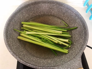 3、芹菜拌腐竹,水烧开后芹菜焯水1分钟