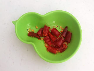 7、芹菜拌腐竹,干红辣椒剪成小段