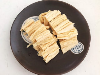 11、芹菜拌腐竹,把腐竹切成寸段