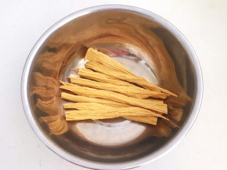 9、芹菜拌腐竹,腐竹放入大碗里,用温水泡发60分钟左右