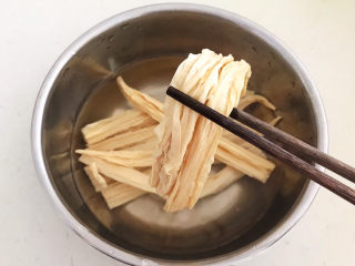 10、芹菜拌腐竹,把腐竹泡发至完全软化,没有硬结即可