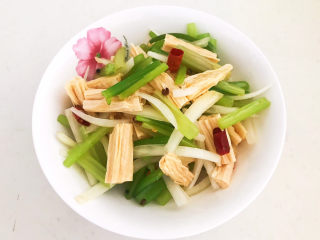 18、芹菜拌腐竹,调匀即可,芹菜拌腐竹做好了~