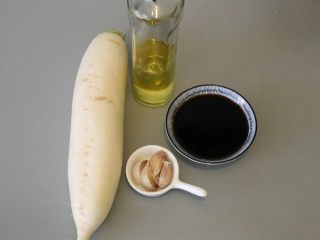 1、干烧萝卜,准备好所需要的食材。