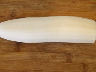 2、干烧萝卜,白萝卜洗净去皮、去蒂。